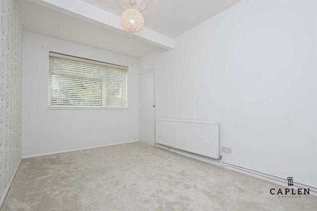 73, Roding Lane North, Woodford Green photo 3