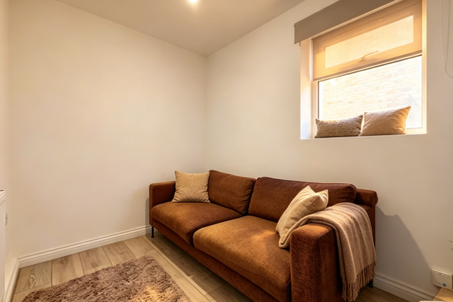 Room 2, 28 Tarbert Walk, Tarbert Walk, London photo 4