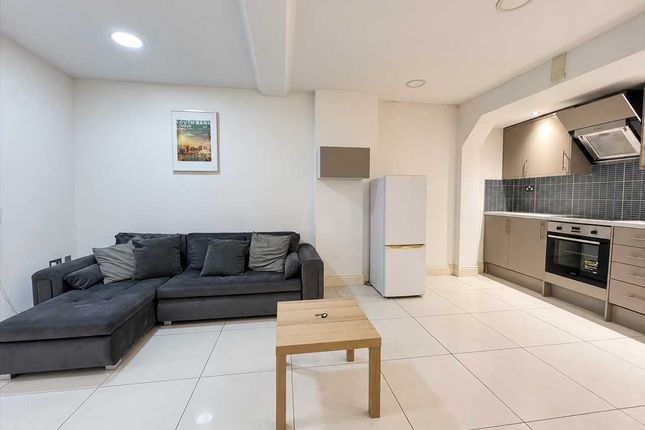 Basement Flat 5A, Castlehill Parade, West Ealing photo 2