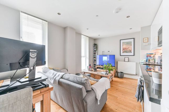 Flat to rent in Sutton Court Road, Sutton