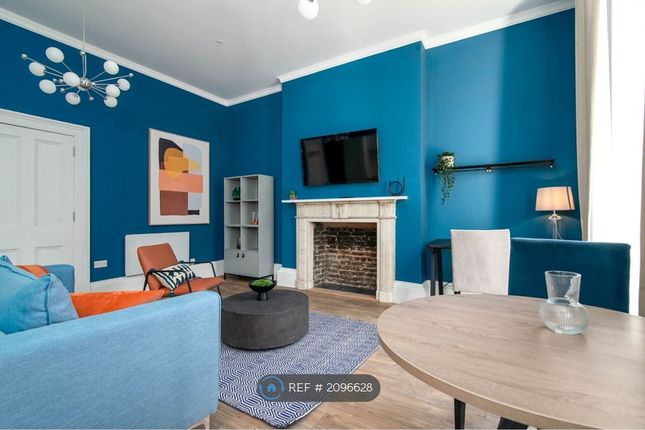 Flat to rent in Doughty Street, London