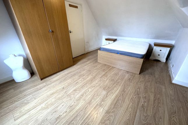 Flat to rent in Gravel Hill, London