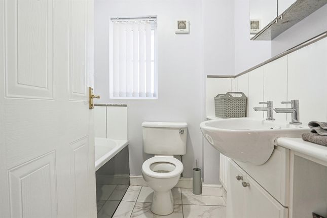 End terrace house for sale in Oakham Way, Leeds