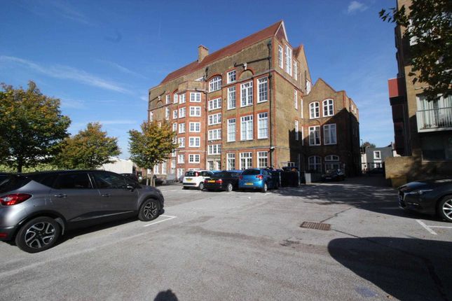 Flat to rent in Schoolhouse Yard, Woolwich