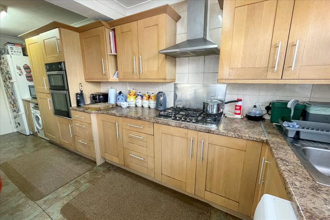 2, Osborne Close, Hanworth photo 4