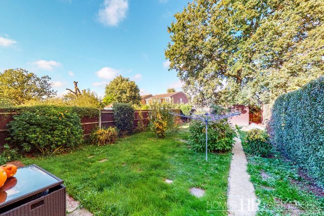 Room 1, 37 Beeches Crescent, Crawley photo 4