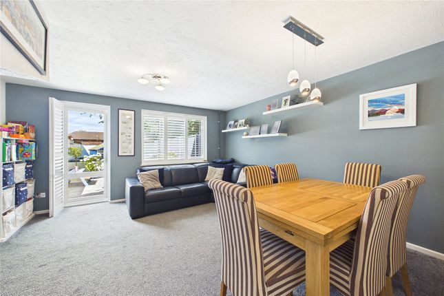 13, Medhurst Close, Woking photo 4