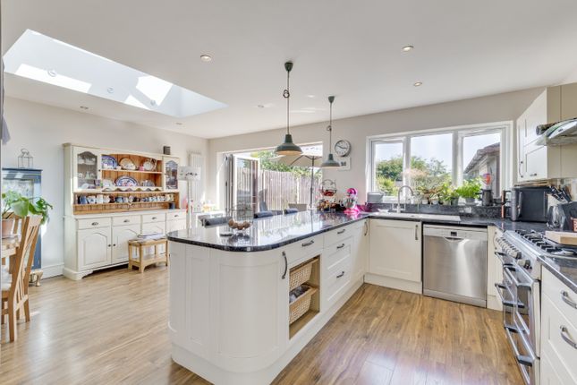 21 Nutleigh Grove, Hitchin, Hertfordshire photo 2