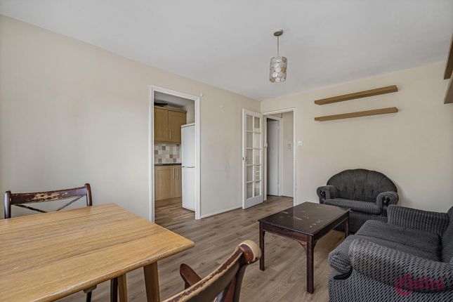 97, Cherry Blossom Close, London photo 2