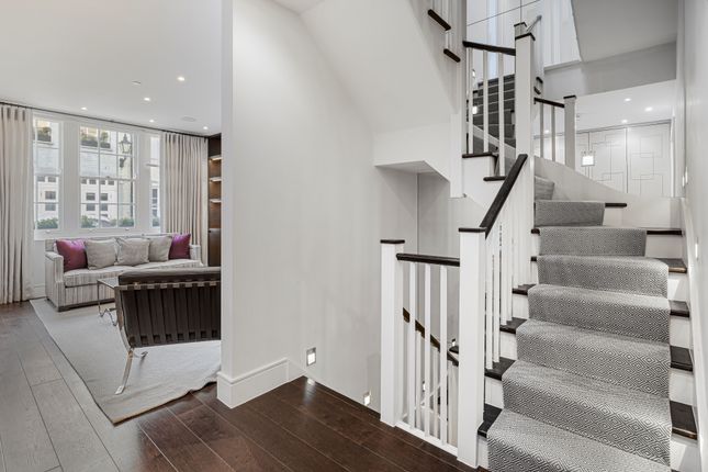 Mews house for sale in Princes Gate Mews, London