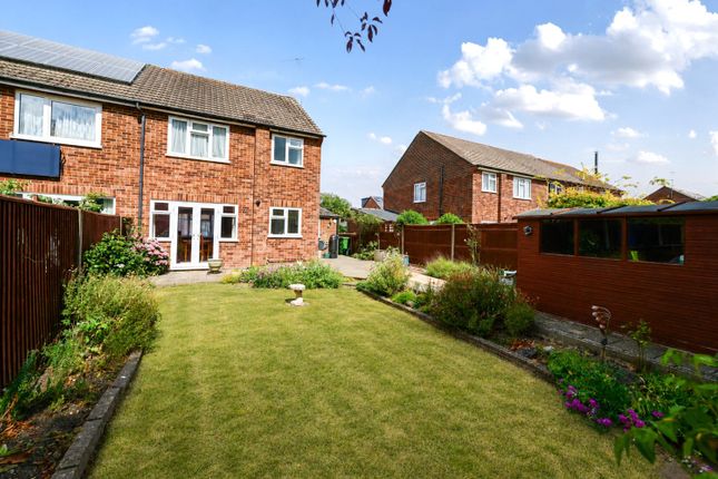 3, Carlyon Close, Camberley photo 2