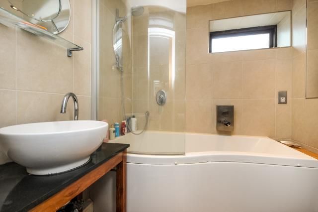 Flat 2 Billings House, Singers Lane, Henley-on-thames photo 3