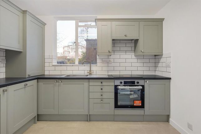Flat 17, Grosvenor Court, Rayners Road, London photo 3
