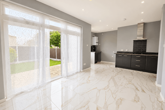 20 Homefield Avenue, ILFORD photo 3
