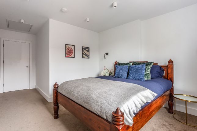 Flat for sale in Mitcham Lane, London