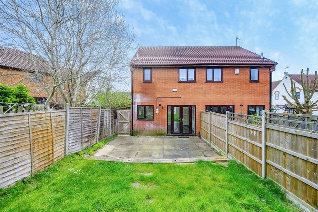 24, Yately Close, Luton photo 2