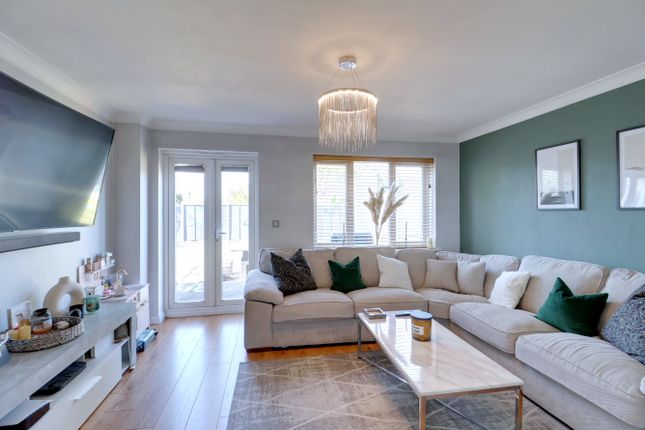 5, Mayfield Grove, Rainham photo 3