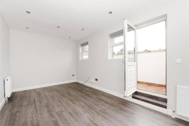 Flat 2, London photo 3