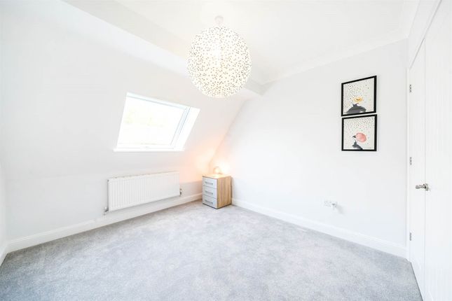 Flat to rent in Greengates, Lundy Lane, Reading