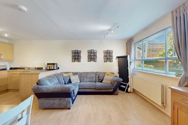 25 Phoenix Court 1, Chertsey Road, London photo 3