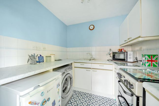 15, Monks Crescent, Surrey photo 3