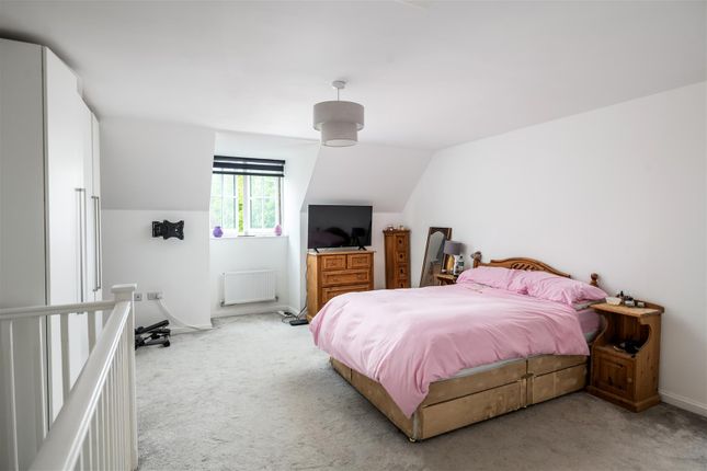 2, Little Meadow, Horley photo 4