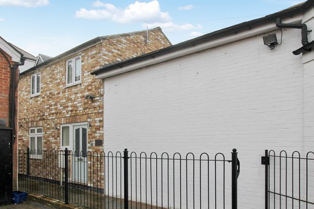 Thumbnail Cottage to rent in Weybridge, Surrey