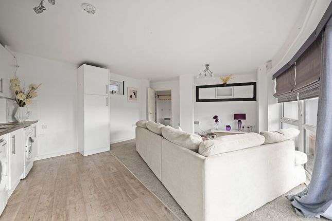 32 Phoenix Point Poplar Place, London photo 2