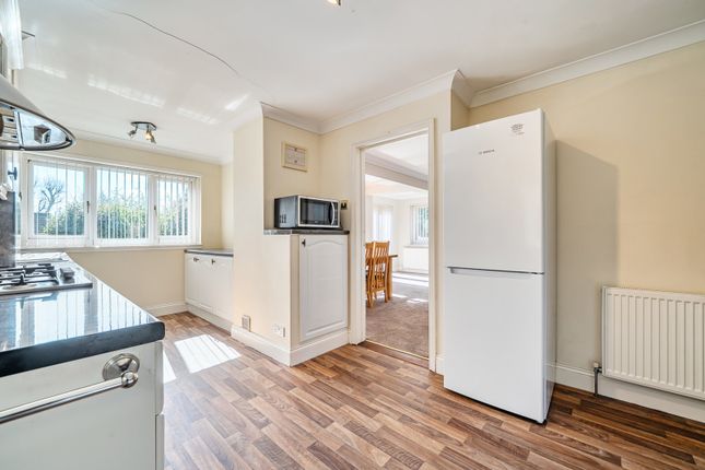 6, Grovebury Close, Erith photo 4