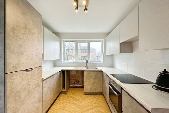 44 Thatch Leach Lane, Manchester photo 2
