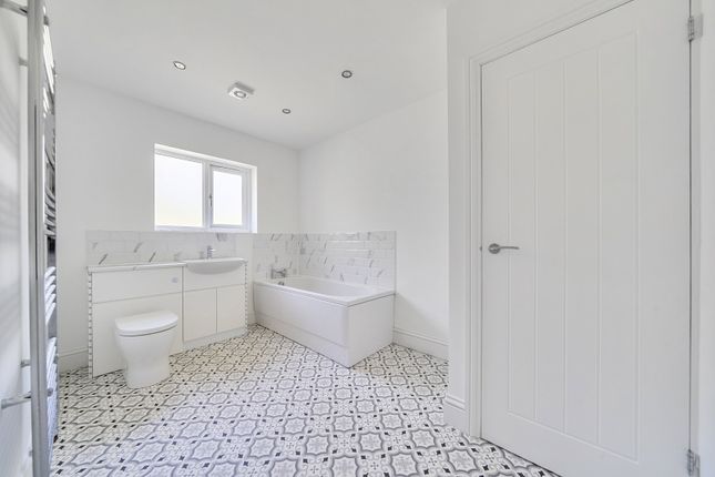 11, Wendover Close, Bourne photo 3