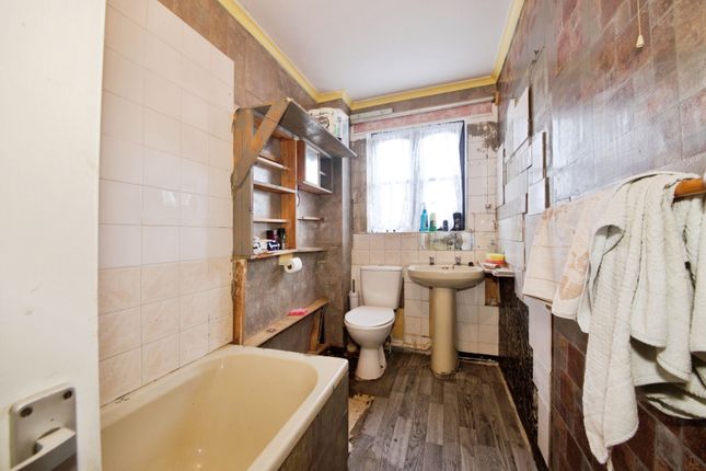 5, Lambert Court, Romford photo 2