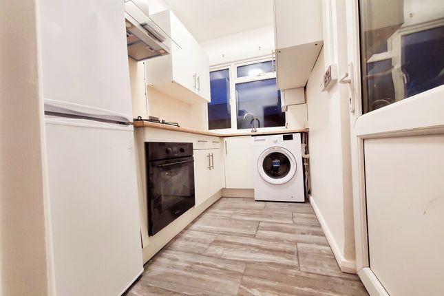 Flat to rent in St. Helens Road, Westcliff-On-Sea, Essex