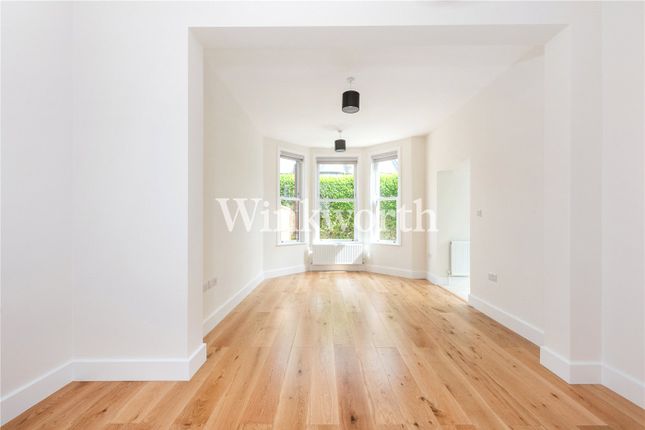 Flat to rent in Lakefield Road, London