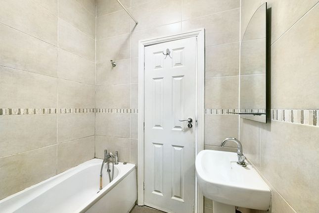 Maisonette for sale in Springfield Road, London