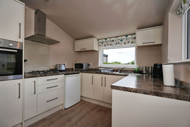 7, Heatherfield Road, Huddersfield photo 3