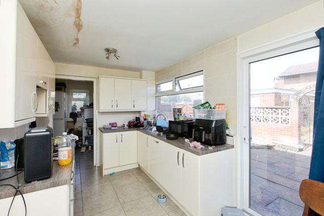 1, Winchester Drive, Staffordshire photo 3