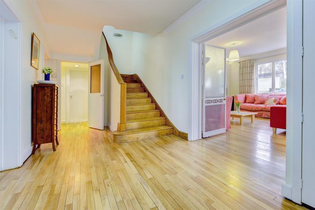 17, Neville Drive, London photo 2