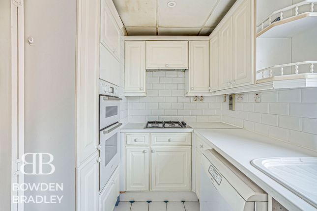 5 Royston Gardens, Ilford photo 4