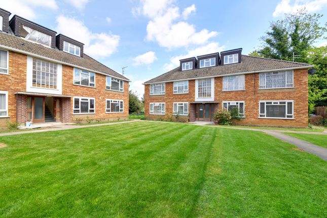 Flat for sale in Fairfield Close, London