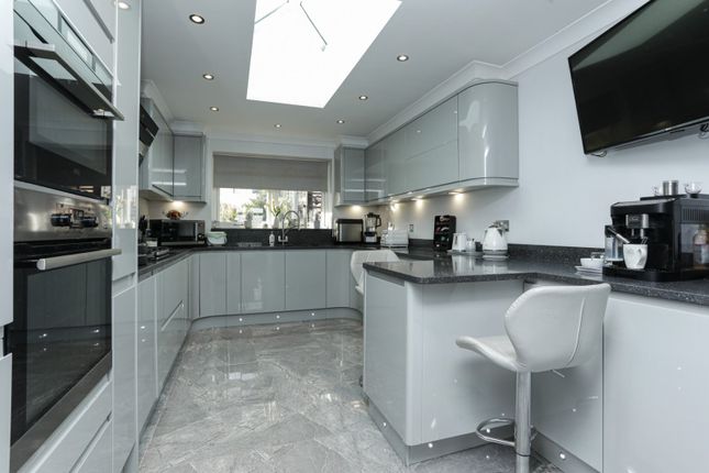 12, Winterstoke Crescent, Kent photo 3