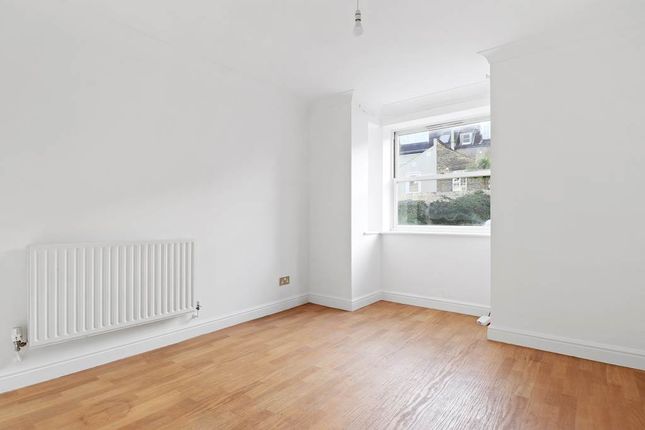 Town house for sale in St Barnabas Close, East Dulwich, London
