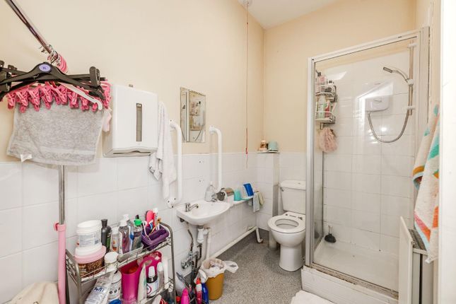 Downstairs Communal Bathroom