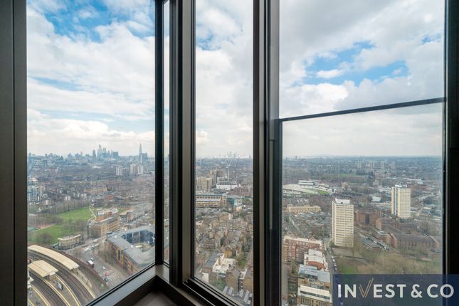 Flat for sale in Bondway, London