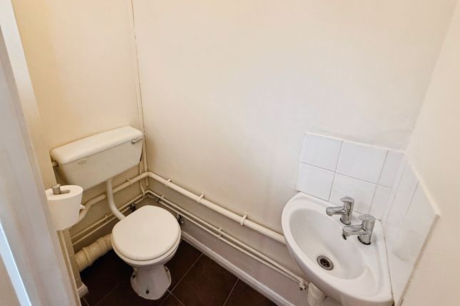 34 Coachwell Close, Telford photo 3
