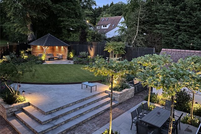 19, Drakes Close, Esher photo 3