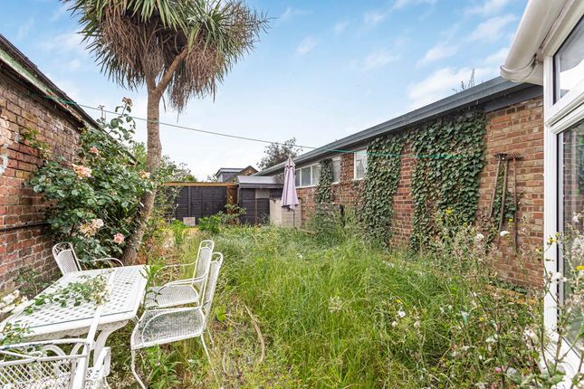Flat 1, 216, Station Road, Surrey photo 2
