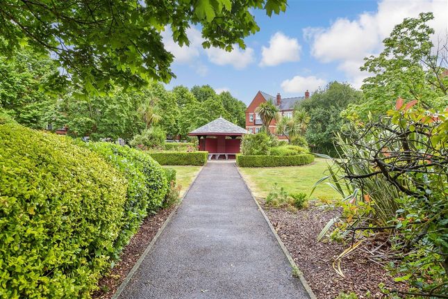 2-bed flat on Rosebury Square, Woodford Green, £363,500