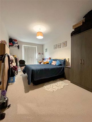 Flat to rent in Herald Court, London