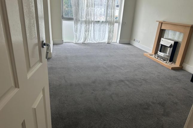 Aspen Drive, Wembley photo 3